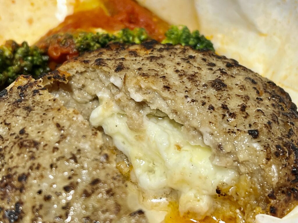 チーズインハンバーグはチーズと牛肉の旨味がたっぷり