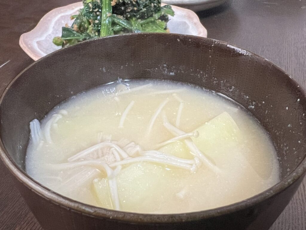 ジャガイモとえのき茸でお味噌汁を作りました